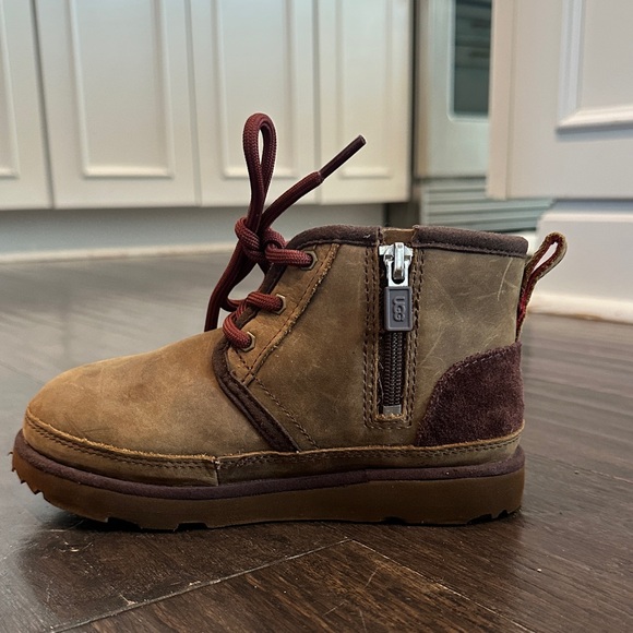 UGG Kids Tan and Brown Lace-Up Boots waterproof! - Picture 1 of 3